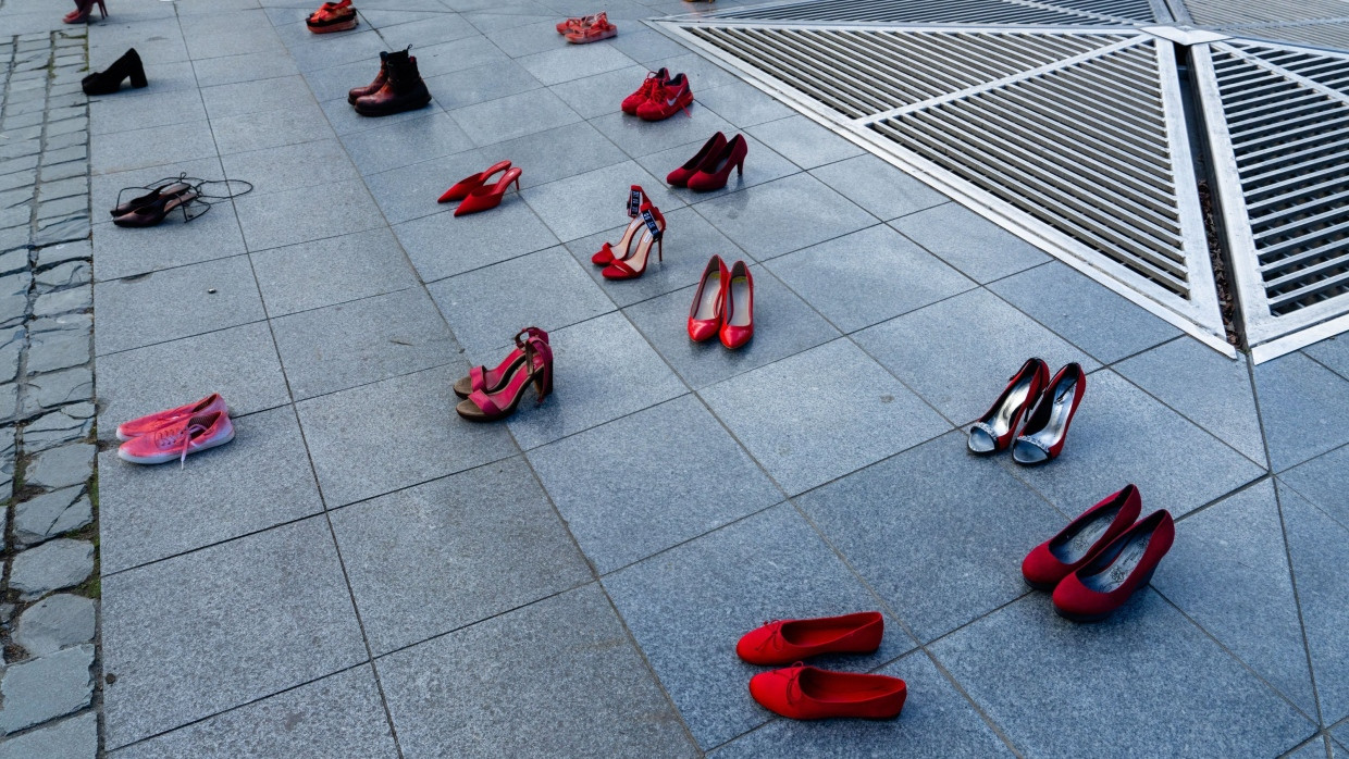Brüssel: Rote Schuhe stehen als Protestaktion gegen Femizide auf dem Jean-Rey-Platz.