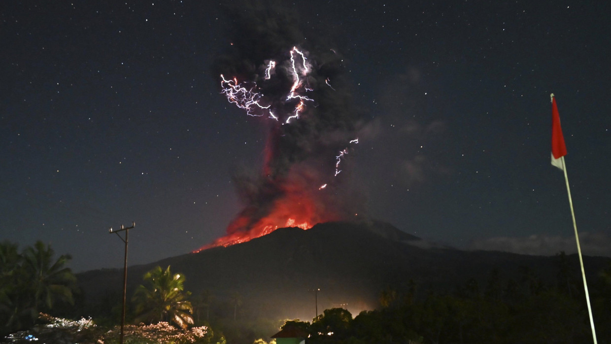 Ein Foto von der Geologischen Behörde vom Ausbruch des Vulkans Lewotobi Laki-Laki zeigt die Aschewolke samt den Blitzeinschlägen.