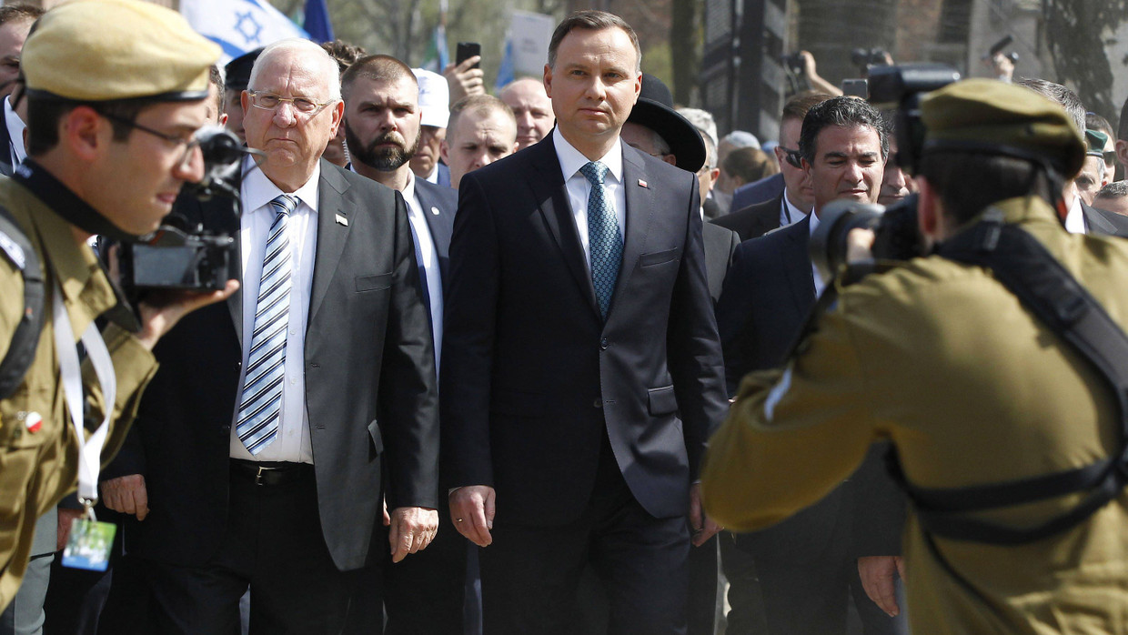 Andrzej Duda (Mitte rechts), Präsident von Polen, und Reuven Rivlin (Mitte links), Staatspräsident von Israel, nehmen am „Marsch der Lebenden“ zur Erinnerung an die Opfer des Holocaust teil.