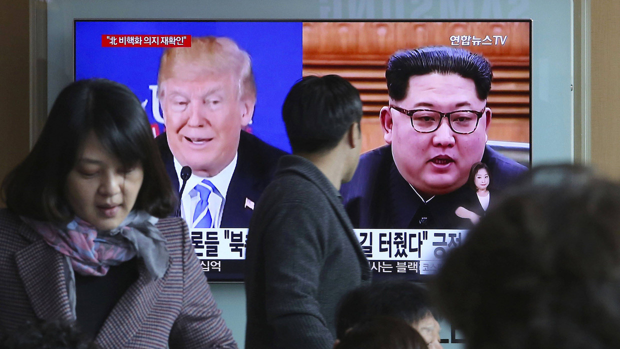 Auf einem Fernsehbildschirm in Südkoreas Hauptstadt Seoul sind am Montag Nordkoreas Machthaber Kim Jong Un und der amerikanische Präsident Donald Trump zu sehen.