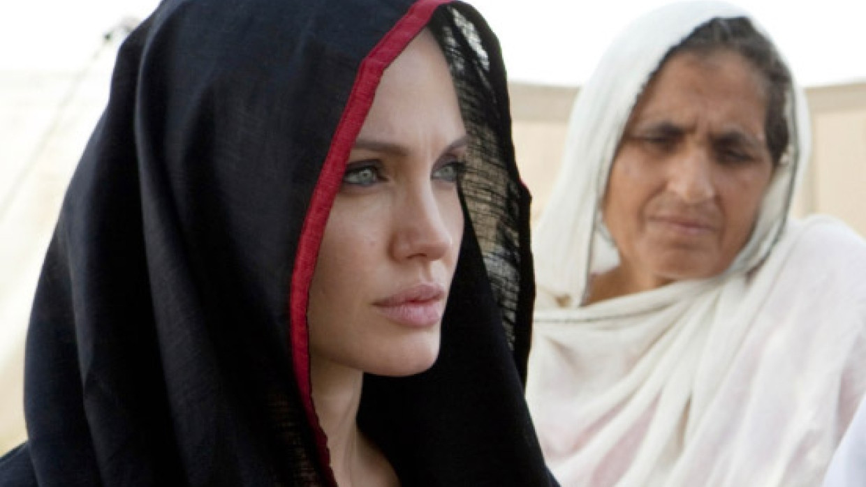 Yalangoch qizlar bilan korporativ partiya video Fohishalar erkaklarni mushuklarini yalashga majbur qiladi