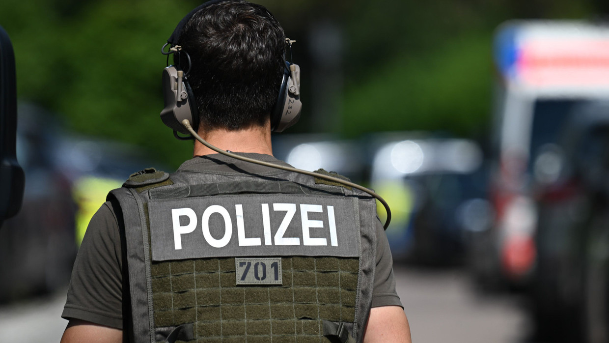 Ein Polizeibeamter im Einsatz.