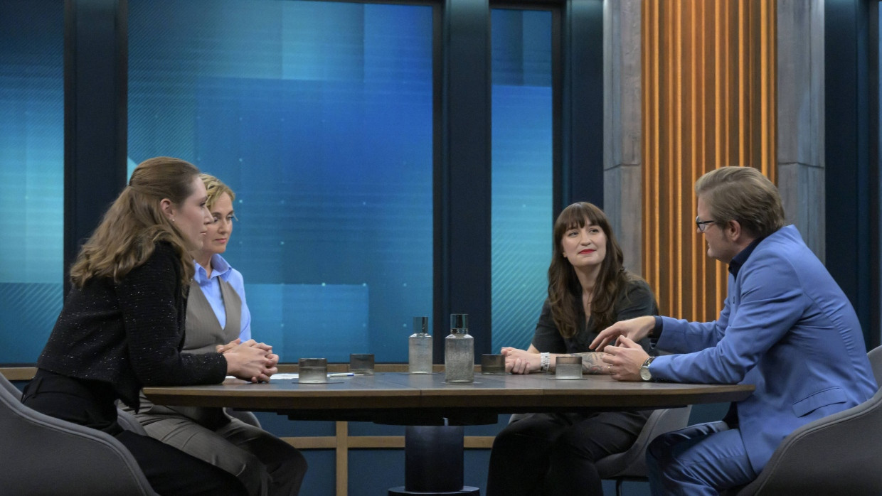 Gehaltvoller zu viert:Philippa Sigl-Glöckner, Ökonomin vom Dezernat Zukunft, Caren Miosga, Heidi Reichinnek und Michael Bröcker