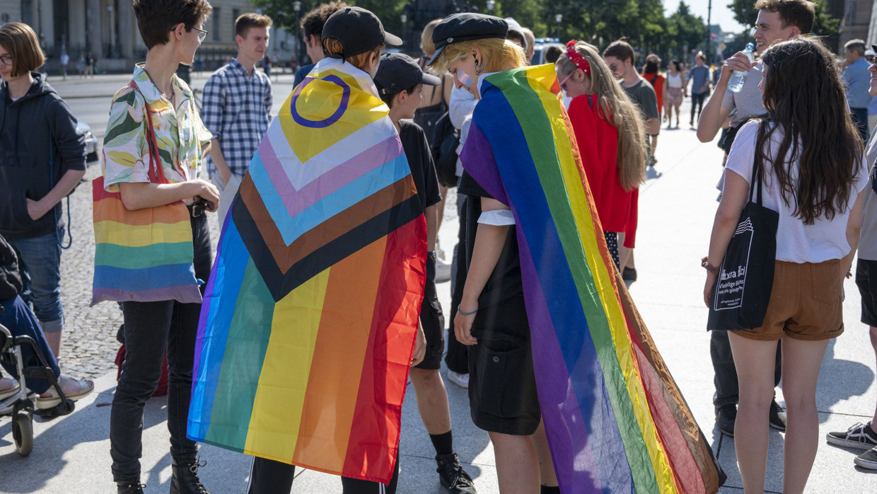 Der Vortrag war abgesagt, protestiert wurde trotzdem: Teilnehmer einer Demonstration gegen den angekündigten Vortrag der Biologin Marie-Luise Vollbrecht vor der Humboldt-Universität am 2. Juli.