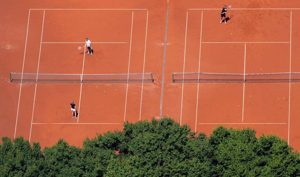 Example tennis: "People are easier to do something in a smaller club than in a larger one"