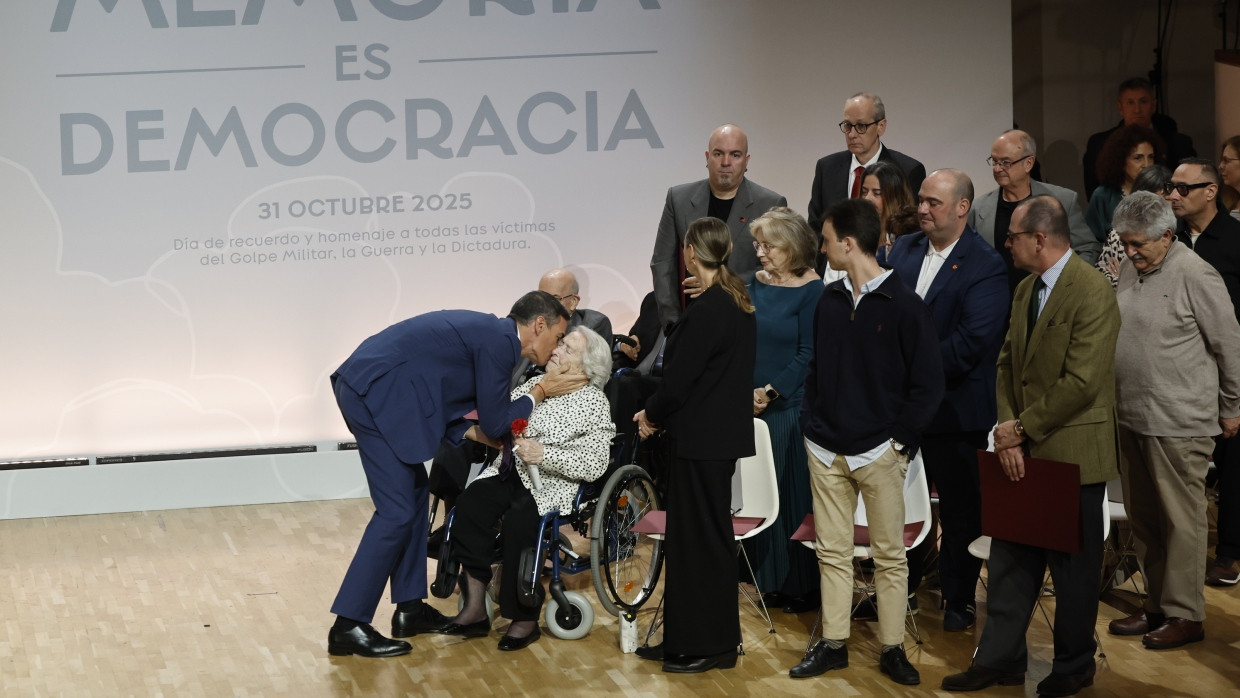 Spaniens Ministerpräsident Pedro Sánchez mit einer Überlebenden des Franco-Regimes im Oktober in Madrid