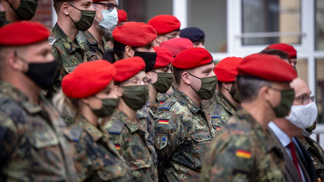 Im Einsatz in Deutschland: Bundeswehrsoldaten im Oktober 2020 bei einem Gruppenfoto vor dem Gesundheitsamt in Dortmund Im Einsatz in Deutschland: Bundeswehrsoldaten im Oktober 2020 bei einem Gruppenfoto vor dem Gesundheitsamt in Dortmund