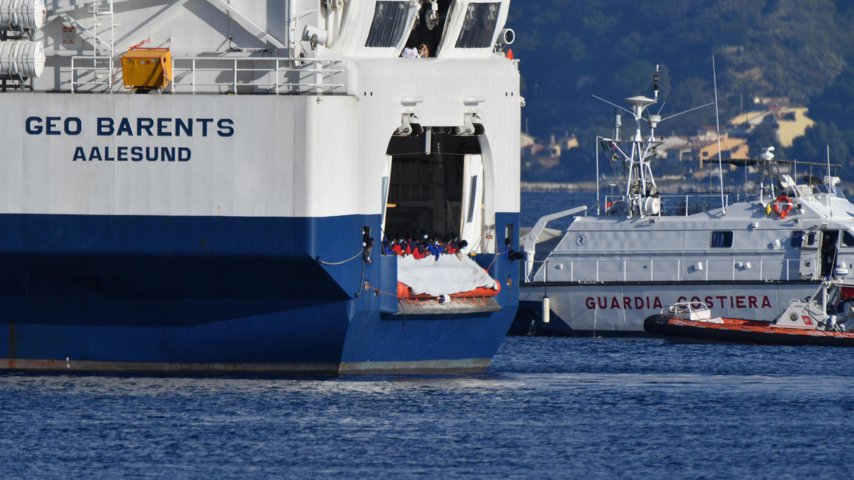 Das von der Nichtregierungsorganisation Ärzte ohne Grenzen betriebene Schiff „Geo Barents“ kommt am 19. November im Hafen von Messina an.