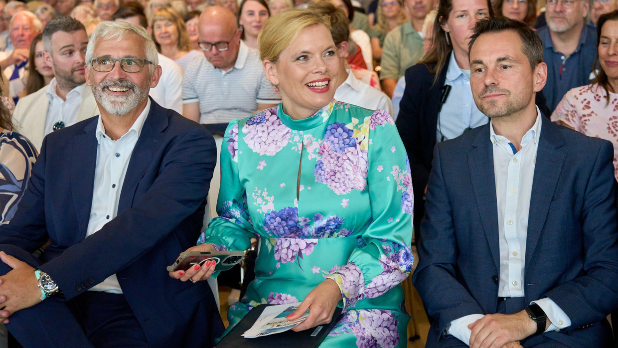 Bundestagspräsidentin Klöckner laut Harald Schmidt besonders modebewusst: Über dieses Kleid von Marc Cain lästerten allerdings einige Politiker auf „X“.