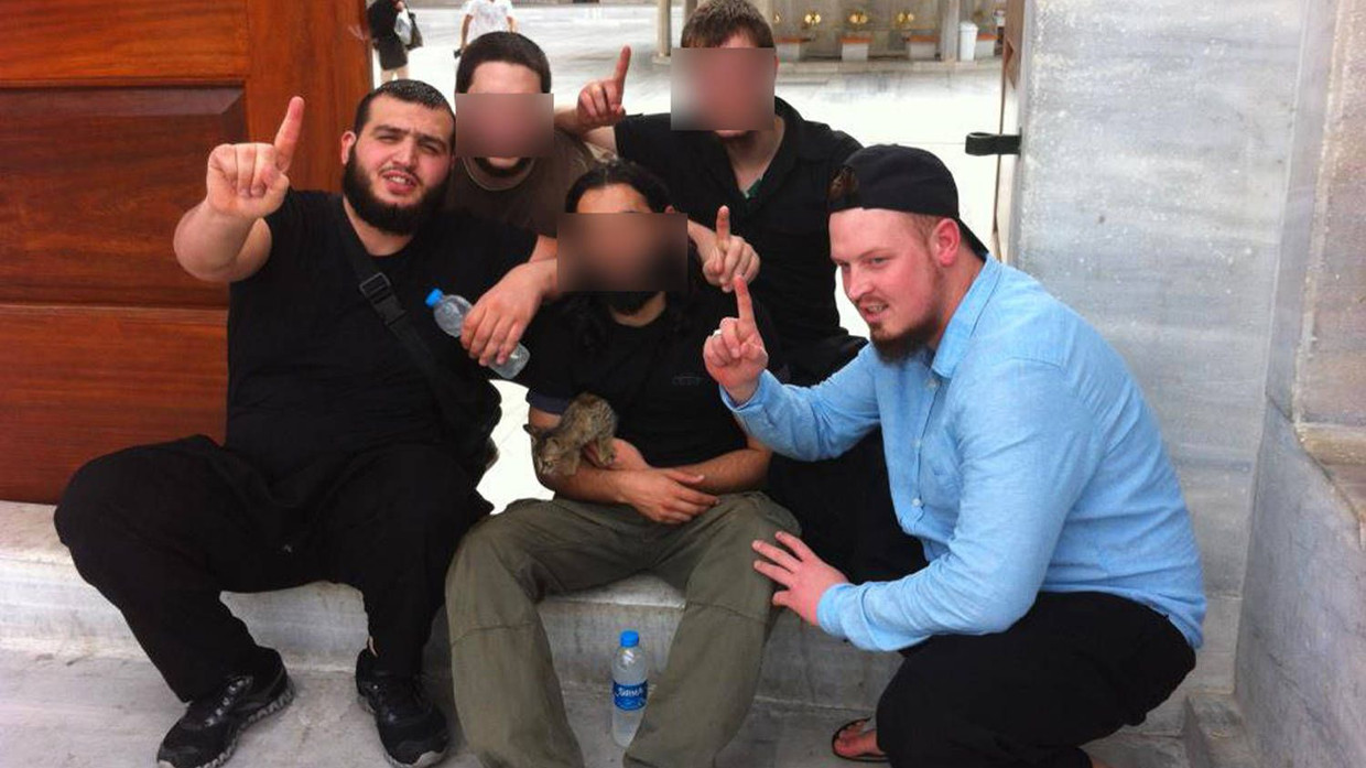 Lohberger Reisegruppe: Die Dschihadkämpfer Mustafa K. und Philip B. mit Gefährten aus der Heimat in Istanbul. Auch Marcel L. (hinten rechts) ist – wie der Mann mit der Katze – in Syrien. Lohberger Reisegruppe: Die Dschihadkämpfer Mustafa K. und Philip B. mit Gefährten aus der Heimat in Istanbul. Auch Marcel L. (hinten rechts) ist – wie der Mann mit der Katze – in Syrien.