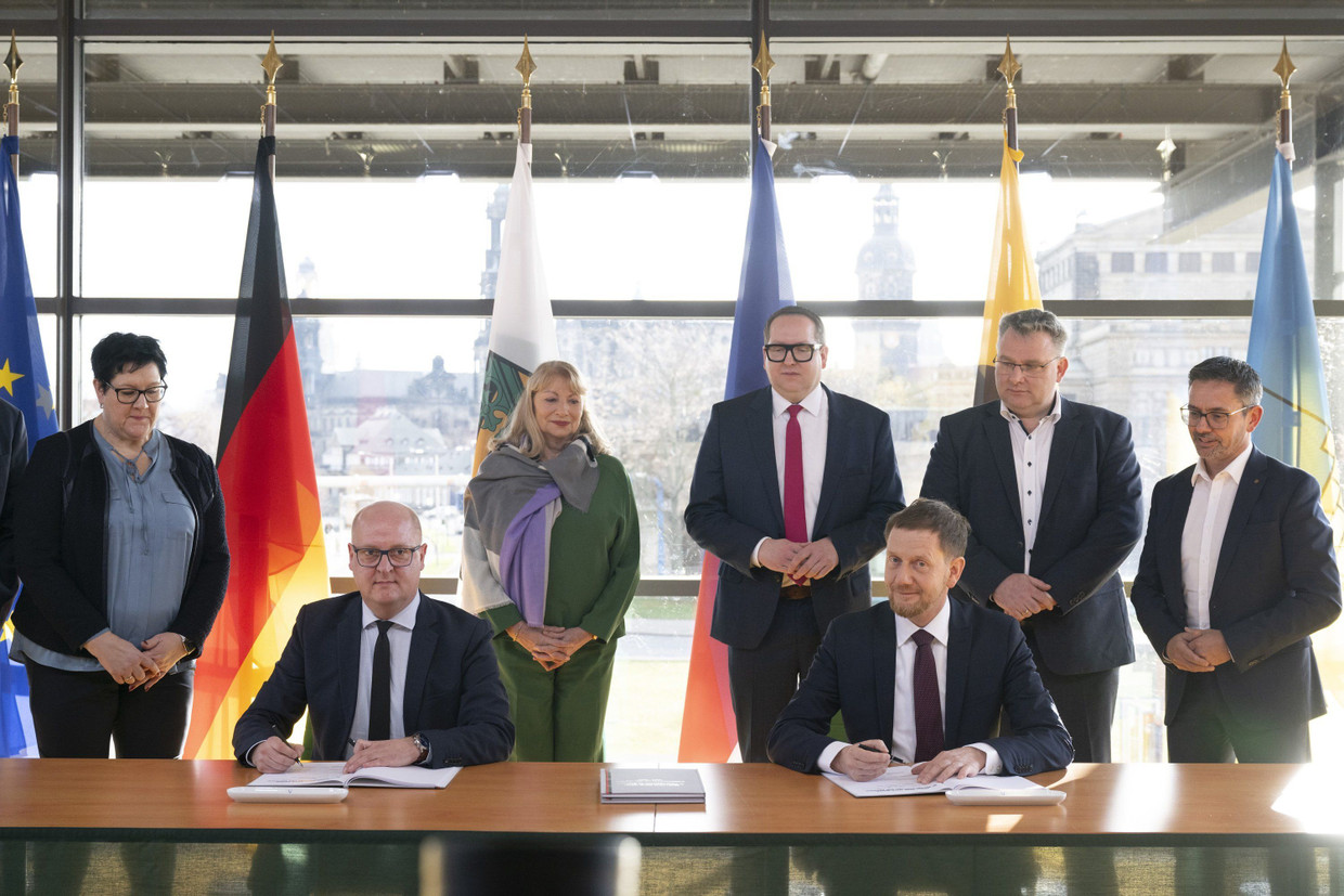 Bei der Unterzeichnung des Koalitionsvertrags im Dezember 2024 in Dresden: Henning Homann (unten links), Michael Kretschmer (unten rechts) und Sören Voigt (rechts) mit weiteren Politikern von CDU und SPD