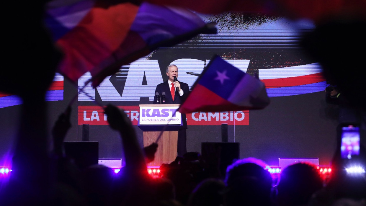 Präsidentschaftskandidat José Antonio Kast von der Republikanischen Partei spricht am Sonntag nach der Parlamentswahlen in Santiago, Chile, zu seinen Anhängern.