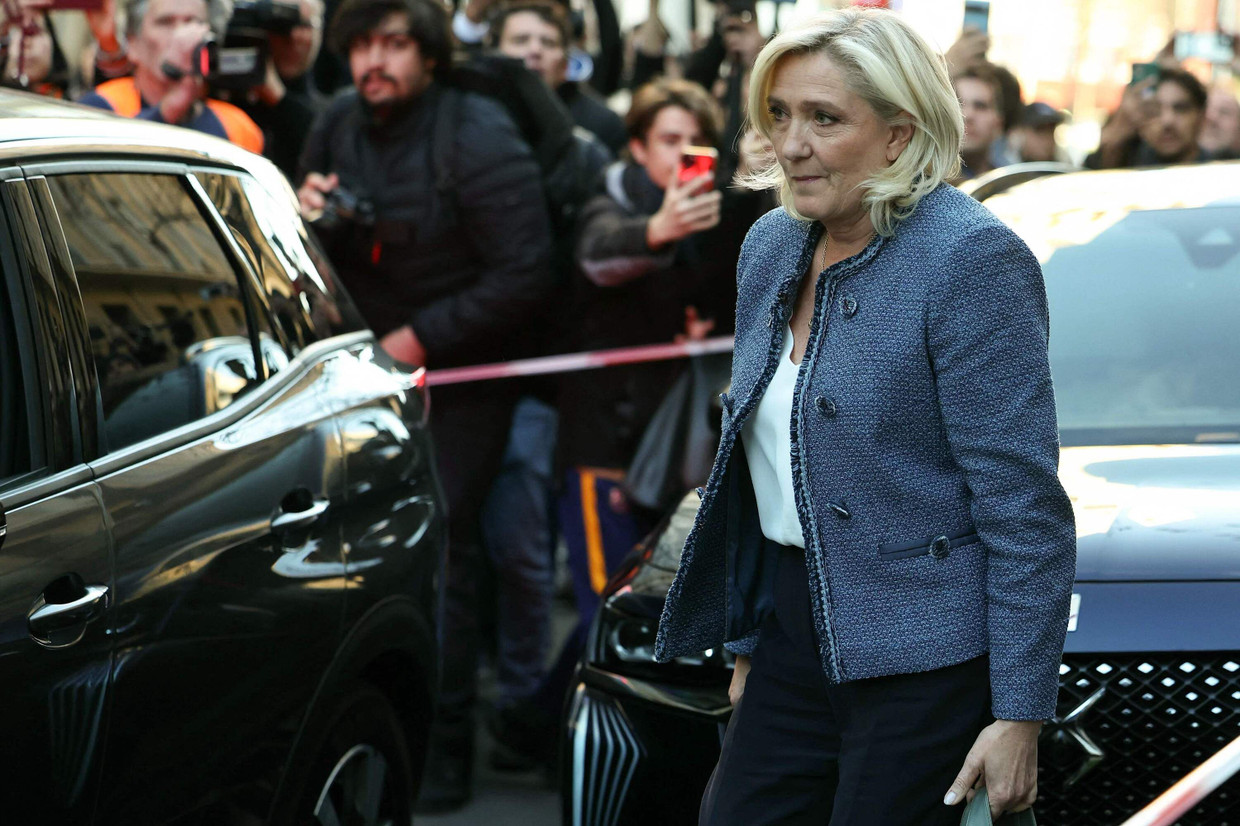 Marine Le Pen verlässt das Parteibüro von Rassemblement National nach der Verkündigung des Urteils.