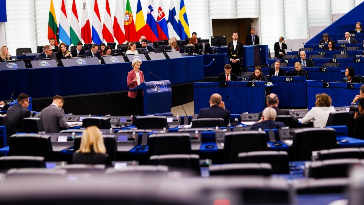 Ursula von der Leyen spricht im Europäischen Parlament am 22.10.2015