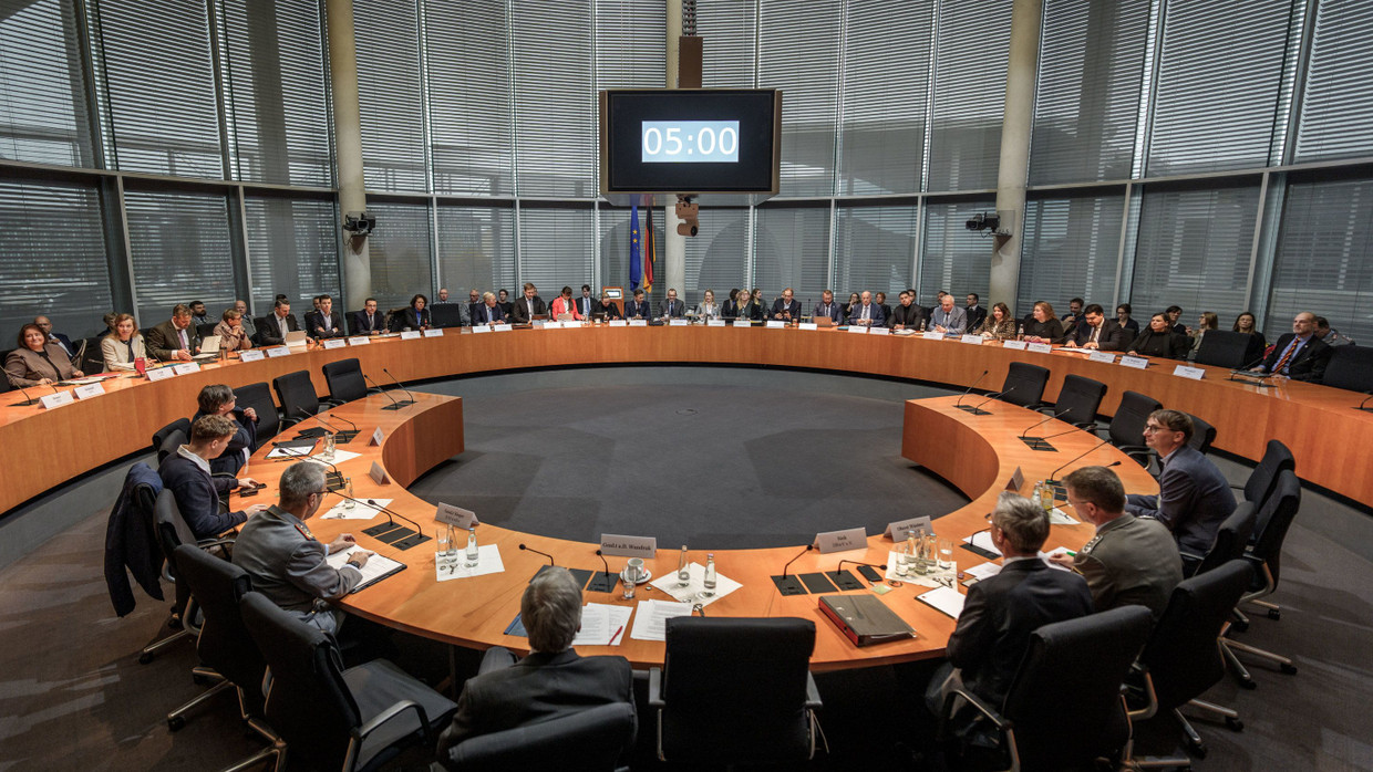 Ein Blick in den Sitzungssaal des Verteidigungsausschusses des Bundestags am Montag in Berlin