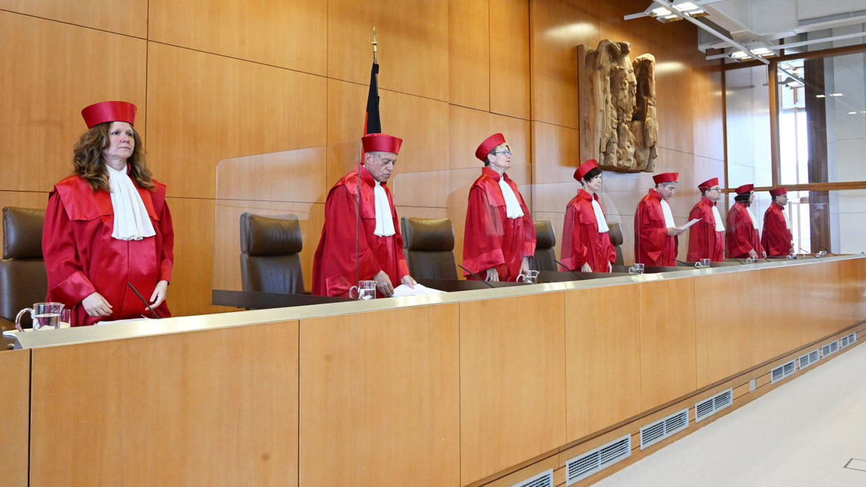 Der Erste Senat des Bundesverfassungsgerichts: Ines Härtel, Josef Christ, Susanne Baer, Gabriele Britz, Stephan Harbarth, Vorsitzender des Senats und Präsident des Gerichts, Andreas L. Paulus, Yvonne Ott und Henning Radtke (von links).