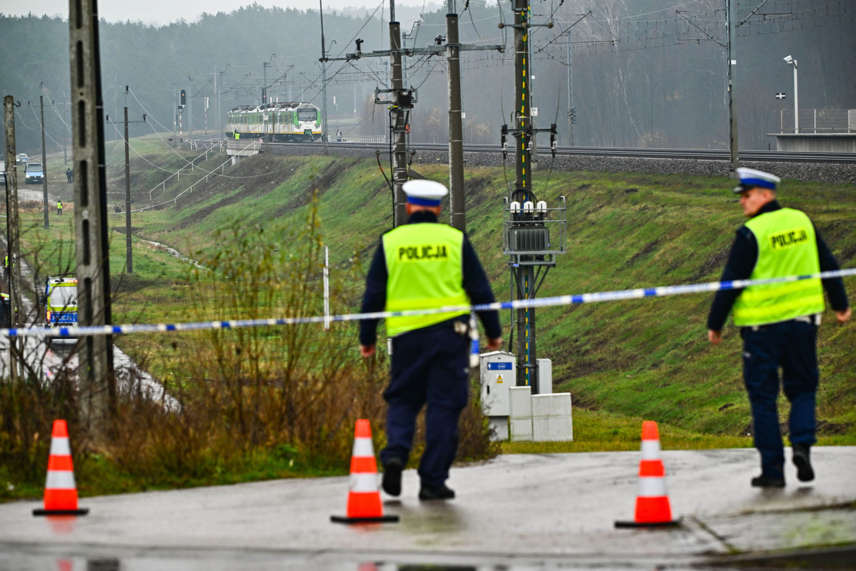 Polizeibeamte am Tatort: In der Nähe der beschädigten Gleise wurden Spuren gesichert