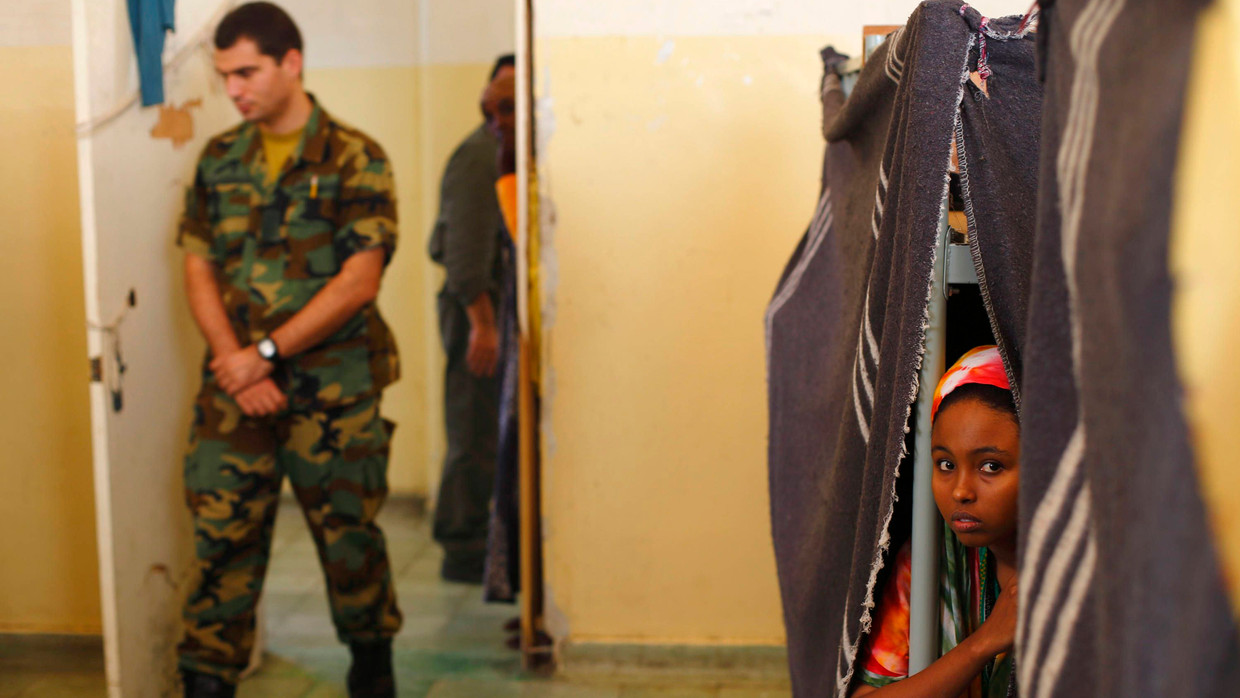 Im Lager Hal-Far: Eine Somalierin im Oktober dieses Jahres; im Hintergrund ein maltesischer Soldat