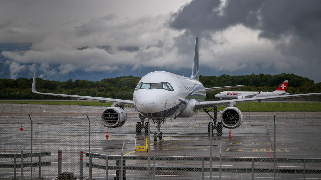 Eine Airbus A320-232 parkt auf dem Flughafen in Genf.