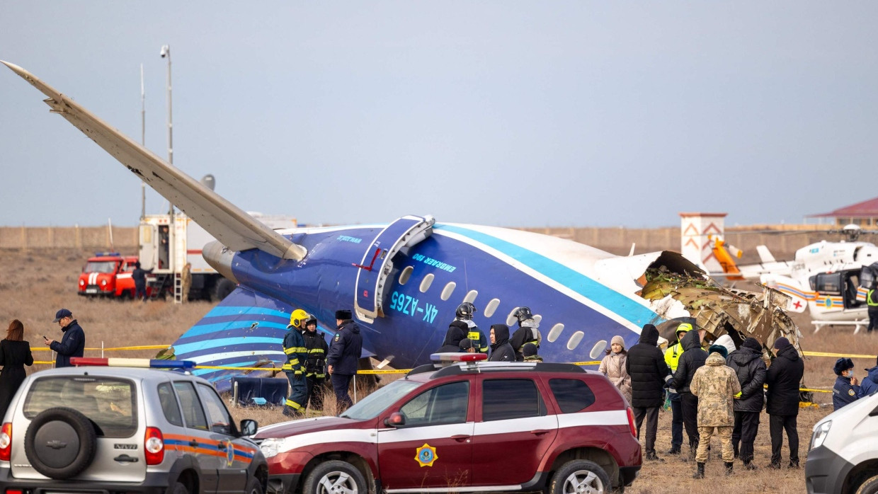 Durchlöchert: Das Passagierflugzeug Azberdaijn, das am 25. Dezember 2024 auf dem Flughafen Aktau in Kasachstan notlandete