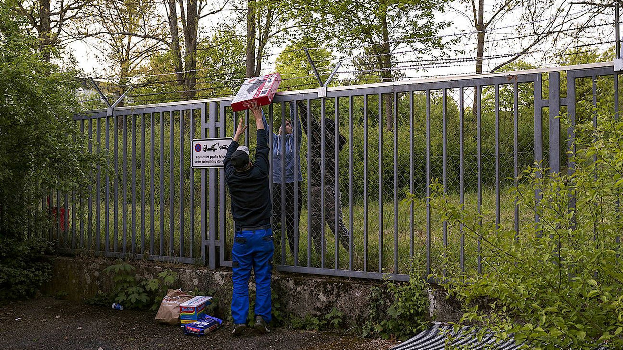 Migranten in Ellwangen  lassen sich während ihrer Quarantäne in der Landesaufnahmeanstalt Lebensmittel und andere Dinge des täglichen Bedarfs bringen.