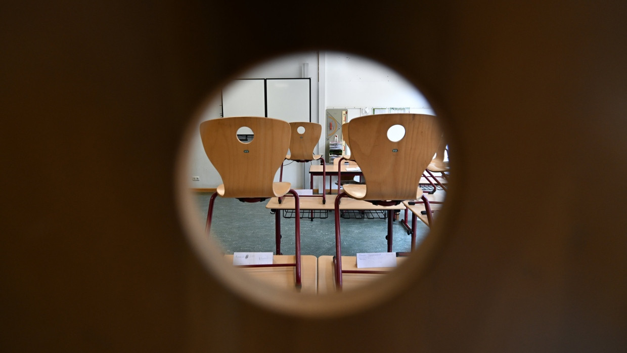 Eine krankgeschriebene Lehrerin in Nordrhein-Westfalen hat die Klassenräume in ihrer Schule vermutlich seit Jahren nicht mehr betreten.