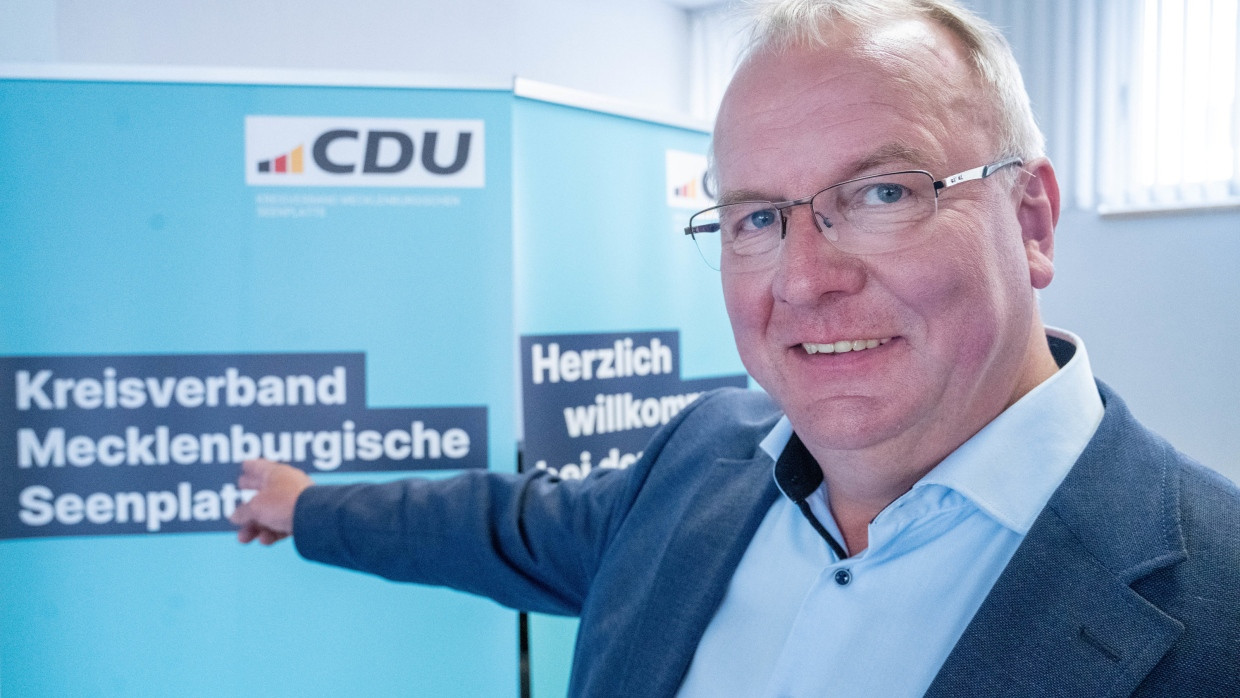 Thomas Müller (CDU), Landratskandidat, gestikuliert auf der Wahlparty der CDU in Neubrandenburg in Mecklenburg-Vorpommern.
