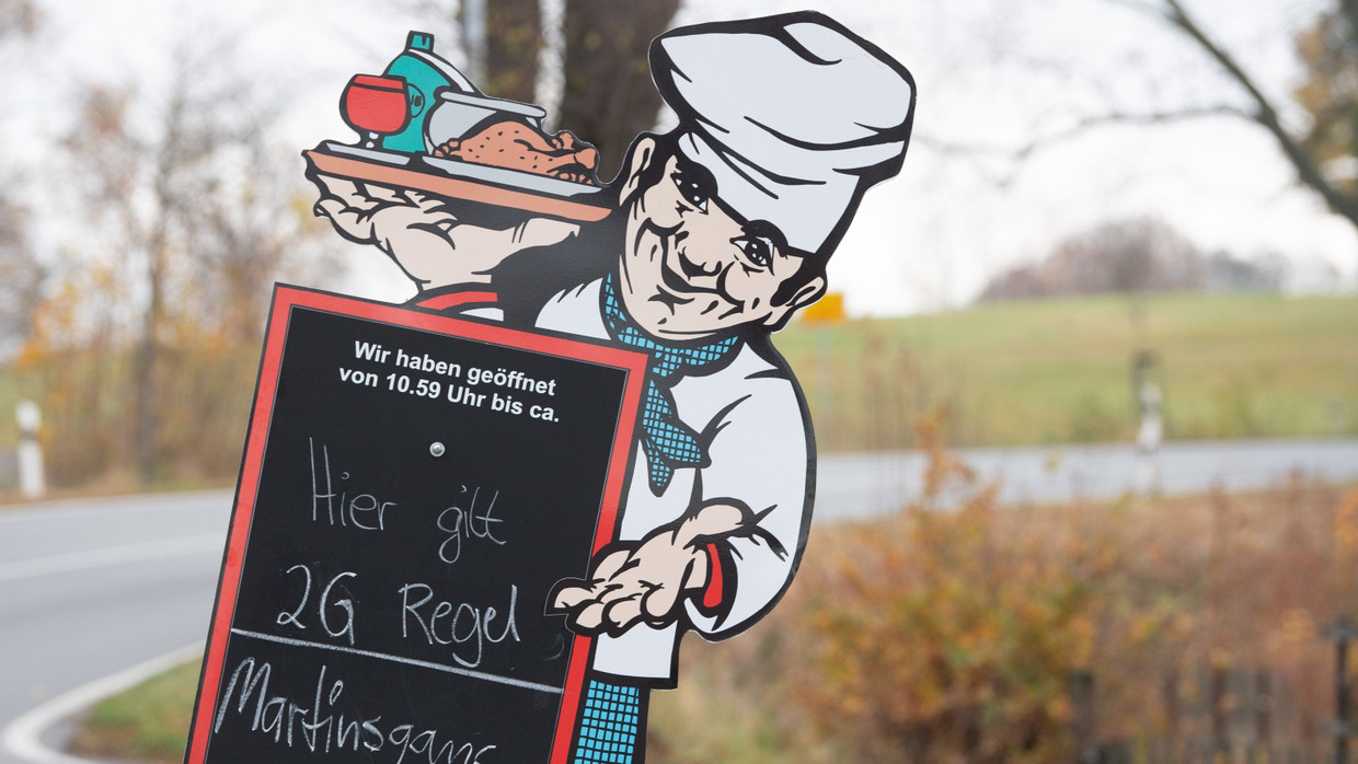 Ein Gaststättenschild in Pirna, Sachsen, anlässlich des traditionellen Gänseessens am Martinstag