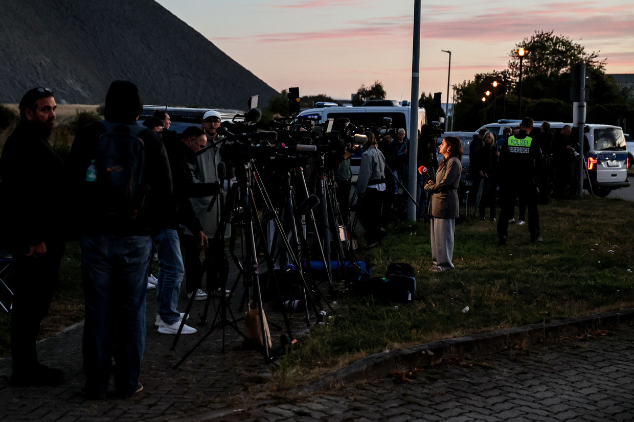 Medienvertreter berichten am Mittwochmorgen vor der JVA Sehnde über die Haftentlassung von Christian B.