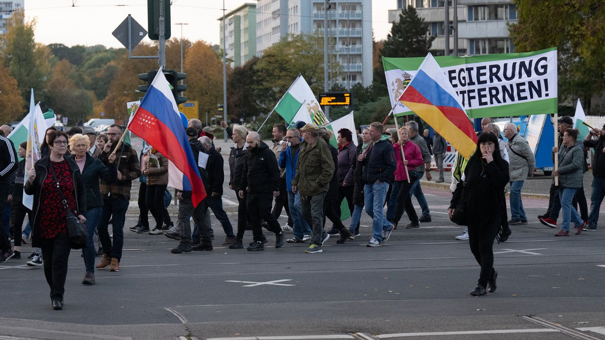 Demos In Ostdeutschland Mit Russland Flaggen F r Billigere Energie FAZ demos-in-ostdeutschland-mit-russland-flaggen-f-r-billigere-energie-faz