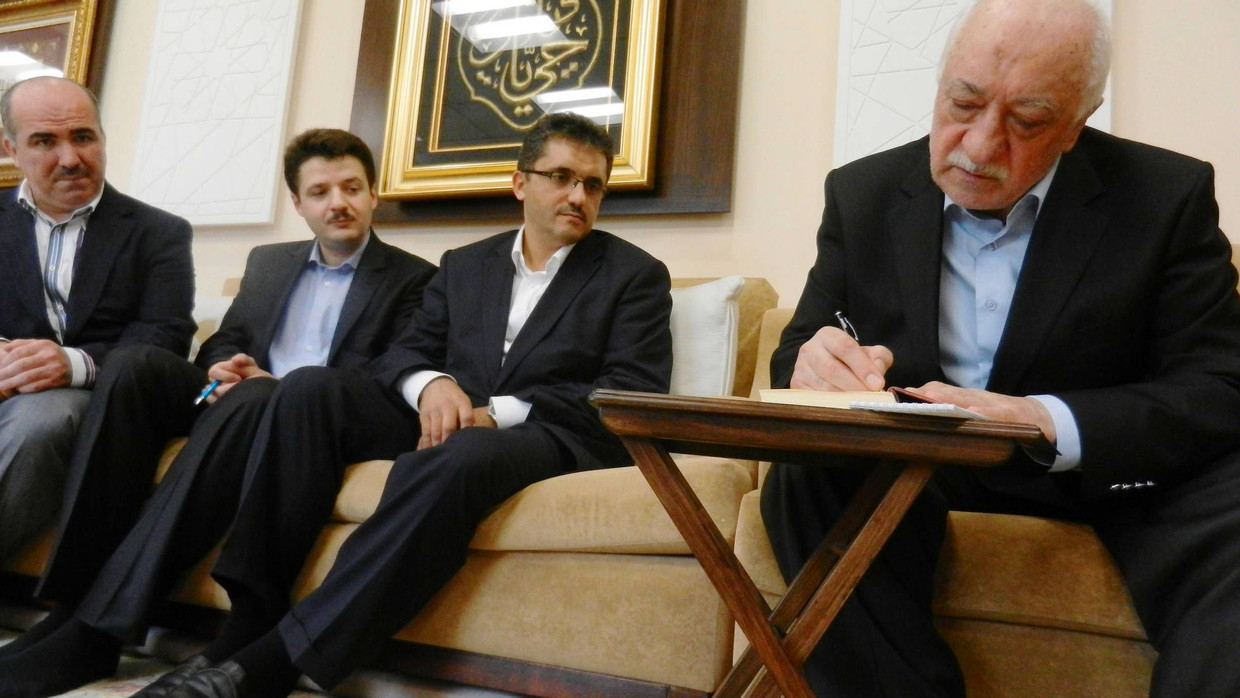 Der verehrte Lehrer: Fethullah Gülen signiert eines seiner Bücher für seine Gäste in seinem Haus in Pennsylvania