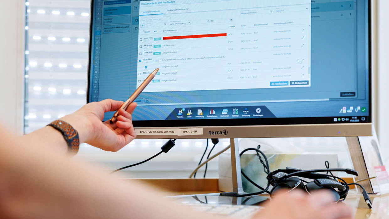 Ernüchternde Bilanz: Ein Hausarzt lädt in seiner Praxis Dokumente in eine elektronische Patientenakte.
