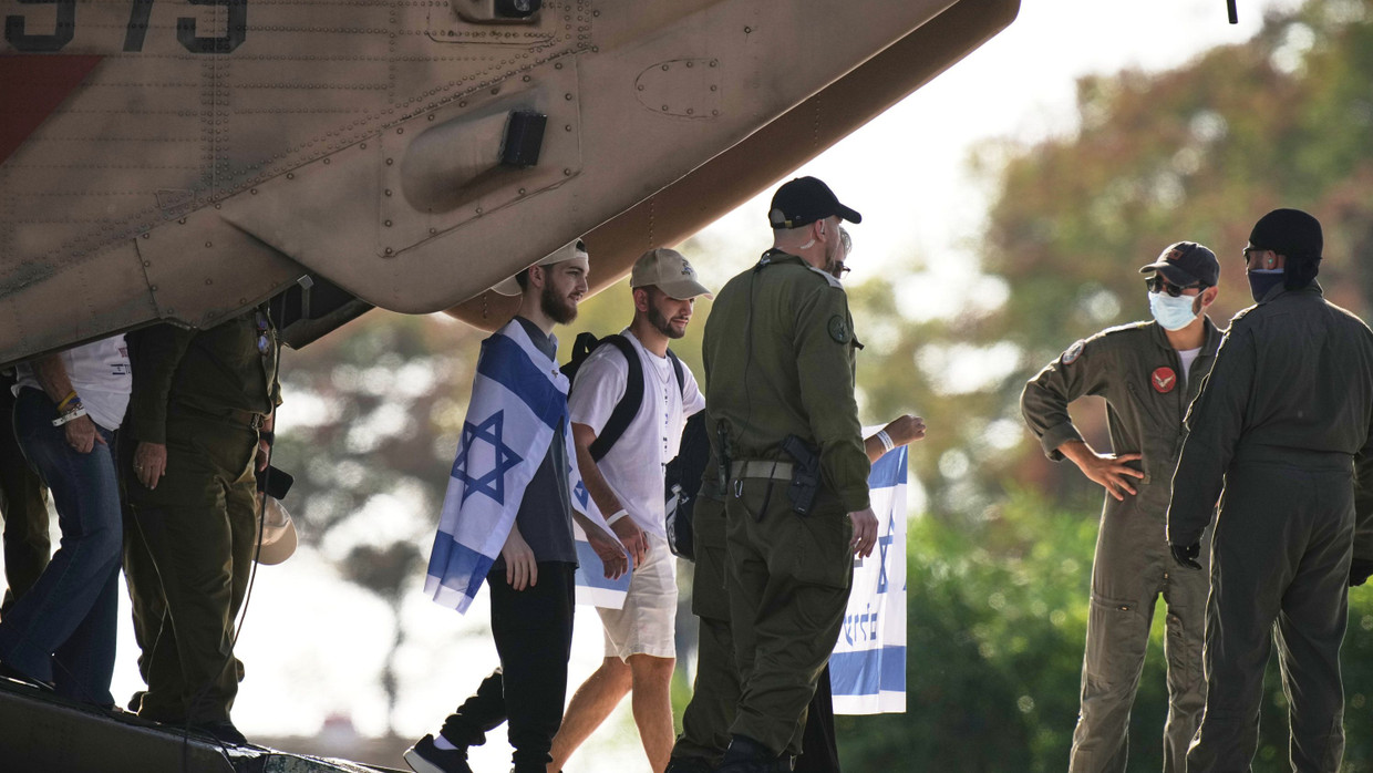 Und wie weiter? Eine der befreiten Geiseln verlässt einen Hubschrauber nach seiner Freilassung aus der Gefangenschaft der Hamas.