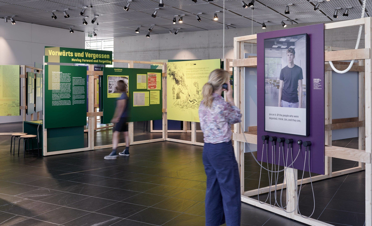 Dokumente und Medienstationen: Blick in die Ausstellung „Die Nazis waren ja nicht einfach weg“.