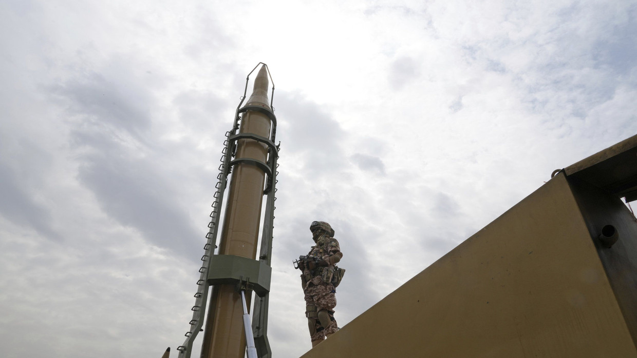 Ein bewaffneter iranischer Soldat der Revolutionsgarde steht im April 2022 vor einer Shahab-3-Rakete, die während der jährlichen pro-palästinensischen Kundgebung zum Al-Quds-Tag, dem Jerusalem-Tag, gezeigt wird. (Symbolbild)