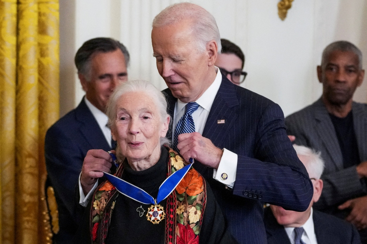Eine von zahlreichen Ehrungen: Im Januar 2025 verlieh der damalige US-Präsident Joe Biden Jane Goodall die „Medal of Freedom“.