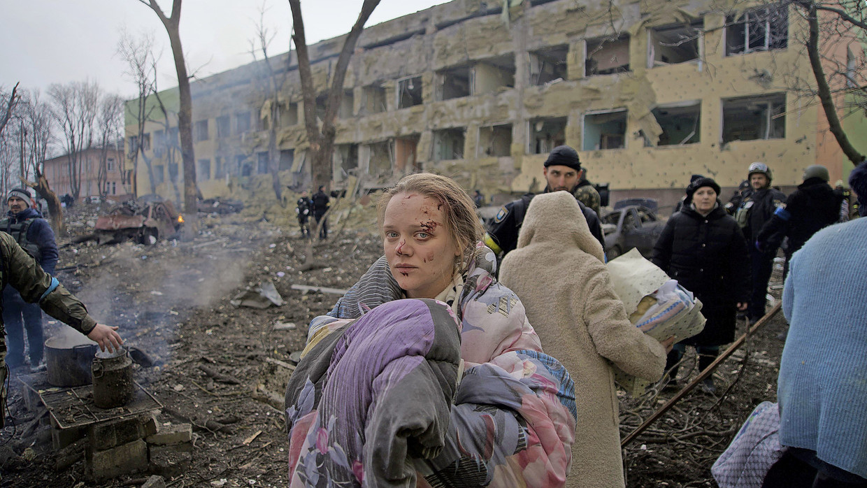 Die Geburtsklinik von Mariupol nach dem russischen Bombenangriff vom 9. März 2022. Die Frau im Bild brachte kurz danach ein gesundes Mädchen zur Welt.