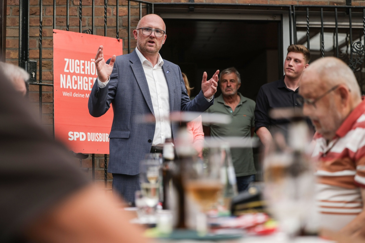 Der Duisburger SPD-Oberbürgermeister Sören Link beim Grillabend des Kleingartenvereins Sittardsberg