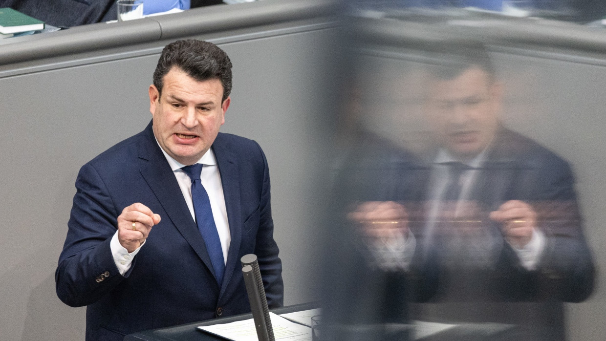 Bundesminister für Arbeit und Soziales, Hubertus Heil (SPD), während einer Rede im Bundestag