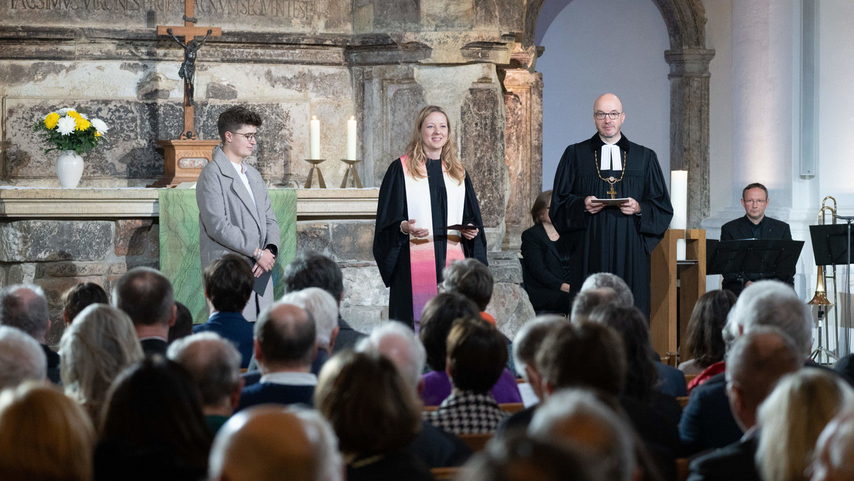 Anna-Nicole Heinrich, Präses der Synode der EKD, Pfarrerin Leen Fritz und Landesbischof Tobias Bilz nehmen am Eröffnungsgottesdienst der Synode in der Dreikönigskirche in Dresden teil
