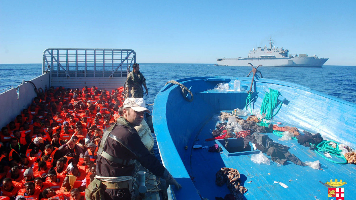 Auf dem Weg in eine bessere Zukunft? Aufgegriffene Flüchtlinge vor Lampedusa Auf dem Weg in eine bessere Zukunft? Aufgegriffene Flüchtlinge vor Lampedusa