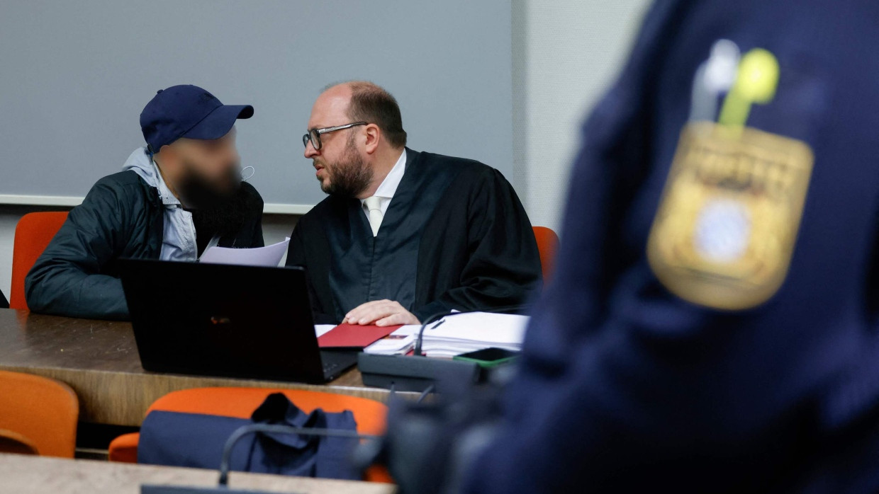 Vor Gericht: Dieter S. im Gespräch mit seinem Strafverteidiger Michael Löwe