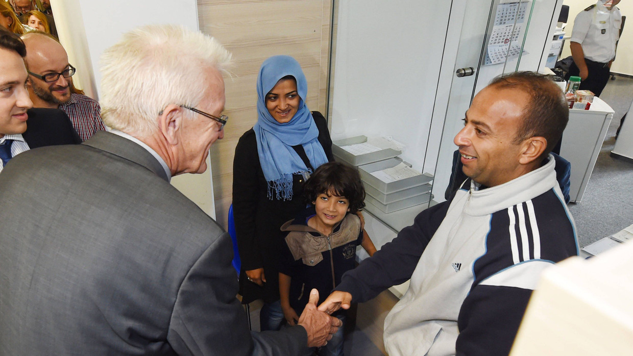 Baden-Württembergs Ministerpräsident Winfried Kretschmann (Grüne), besucht am 18. August 2015 die Landeserstaufnahmeeinrichtung für Asylbewerber (LEA) in Karlsruhe und unterhält sich mit Flüchtlingen. Baden-Württembergs Ministerpräsident Winfried Kretschmann (Grüne), besucht am 18. August 2015 die Landeserstaufnahmeeinrichtung für Asylbewerber (LEA) in Karlsruhe und unterhält sich mit Flüchtlingen.