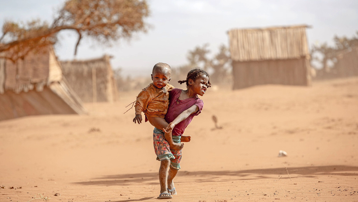 Um sie herum nichts als Not und Staub: Kinder im von Hunger bedrohten Süden Madagaskars