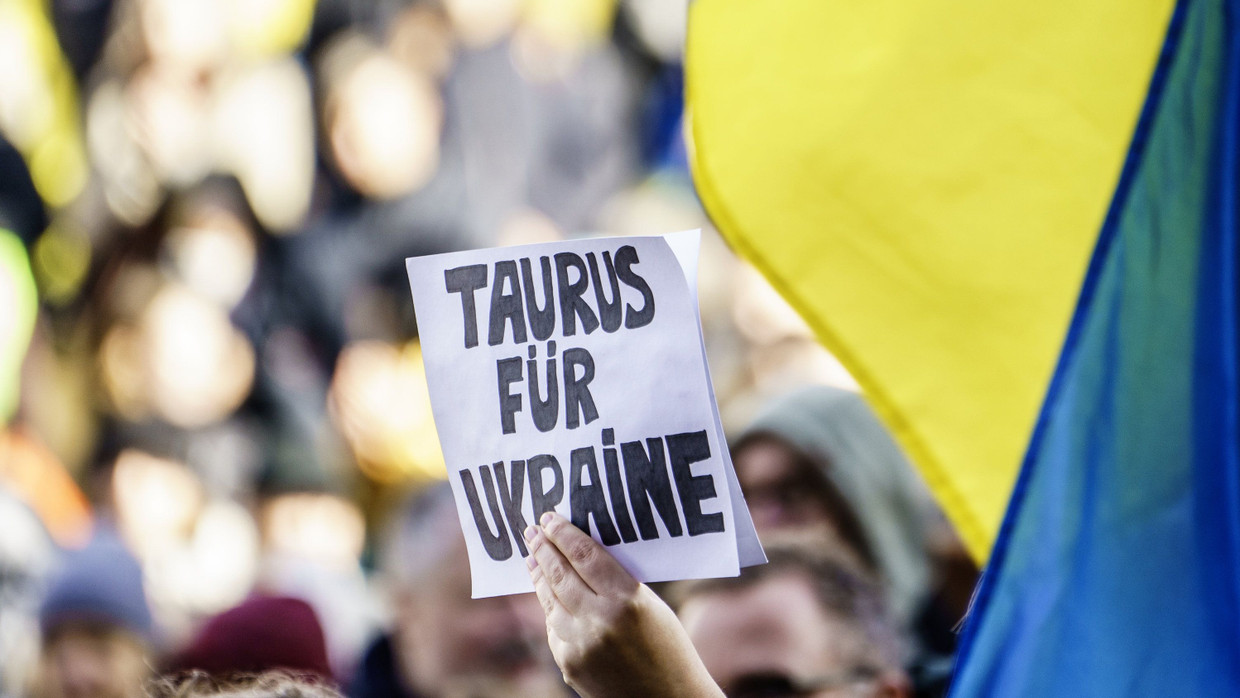 Kundgebungsteilnehmer fordern am 24. Februar 2024 in Frankfurt die Lieferung von Taurus-Marschflugkörpern an die Ukraine. Kundgebungsteilnehmer fordern am 24. Februar 2024 in Frankfurt die Lieferung von Taurus-Marschflugkörpern an die Ukraine.