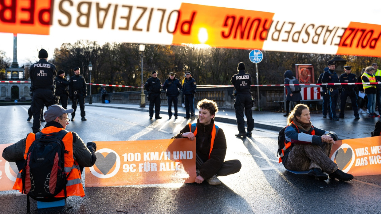 Aktivisten der „Letzten Generation“ blockieren eine Straße in München. (Aufnahme vom 21. November)