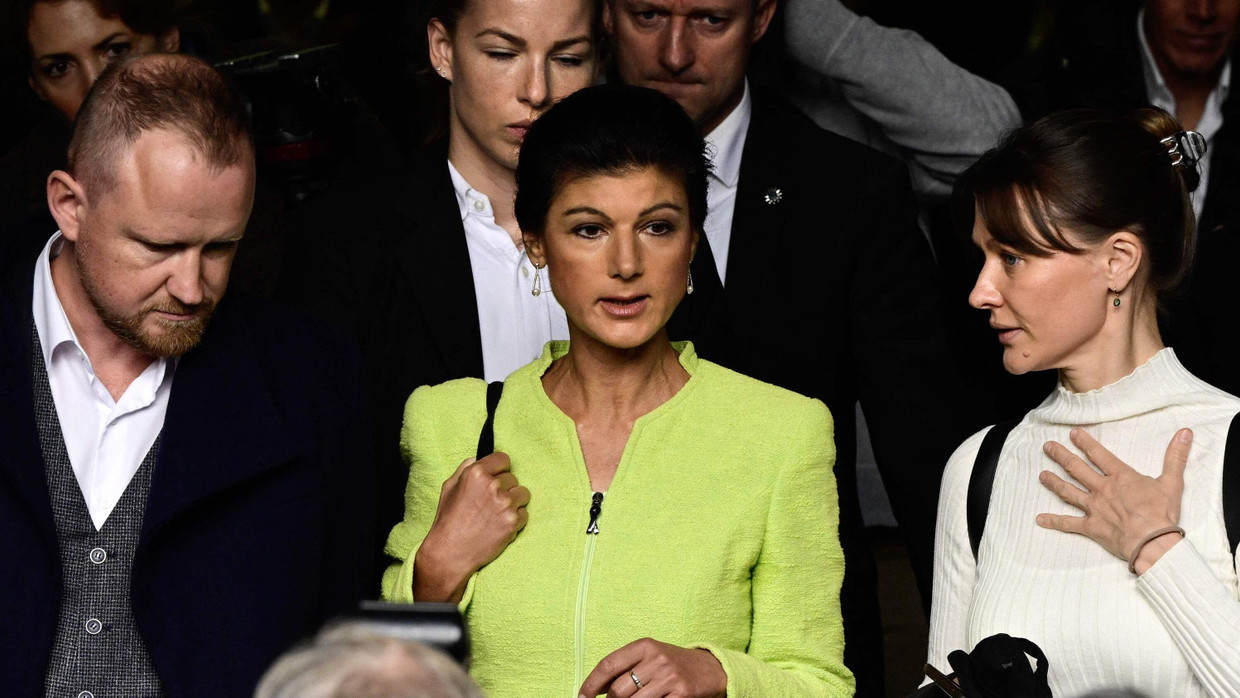 Sahra Wagenknecht verlässt die Pressekonferenz, in der sie die Gründung ihrer neuen Partei ankündigte.