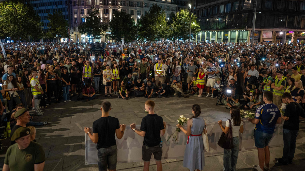 Tausende Demonstranten foderten Neuwahlen bei einem Protest in Belgrad am Montag.