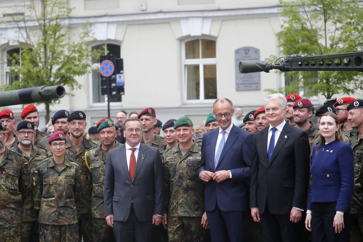 22.05.2025: Bundeskanzler Friedrich Merz, Verteidigungsminister Boris Pistorius, Litauens Präsident Gitanas Nausėda und Verteidigungsministerin Dovilė Šakalienė posieren nach der Aufstellung der deutschen 45. Panzerbrigade „Litauen“ mit Soldatinnen und Soldaten der Bundeswehr auf dem Kathedralenplatz in Vilnius.
