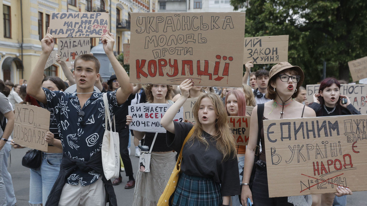 Der Protest geht weiter: Demonstranten am Freitagabend in Kiew